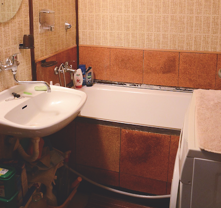 Nevzhledná umakartová koupelna volala po změně: Fascinující proměna ve světlý a vzdušný interiér 